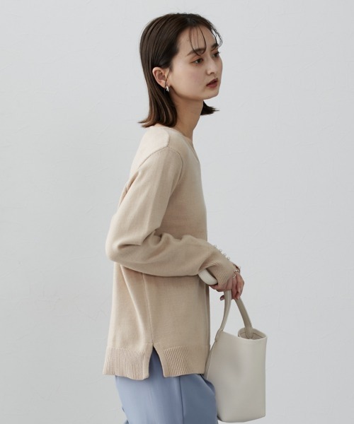 nissen（ニッセン）の「ふわもちカシミアタッチ　袖パール風ボタン付ニット（ニット/セーター・レディース・ピンク/ミント/ベージュ/ブラック/グレー・LL/L/M/S）」の9枚目の写真