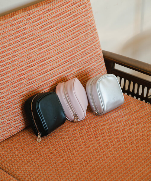 Kastane（カスタネ）の「【Kolors like you】multi pouch（ポーチ・レディース・ブラック/ベビーピンク/シルバー・FREE）」の6枚目の写真