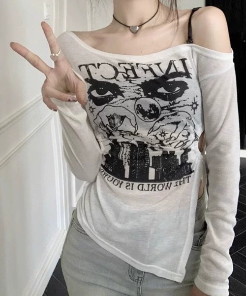 lilful（リルフル）の「ロゴプリント サイドスリット肌見せコンパクトロンT（Tシャツ/カットソー・レディース・ホワイト/ブラック・L/M）」の2枚目の写真