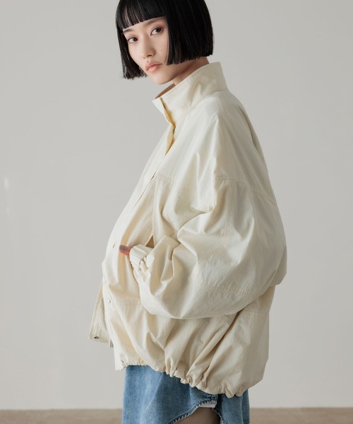 LOWRYS FARM（ローリーズファーム）の「ボリュームショートモンスターコート　288194（ナイロンジャケット・レディース・ブラック/アイボリー/ブルー/グレー・FREE）」の15枚目の写真