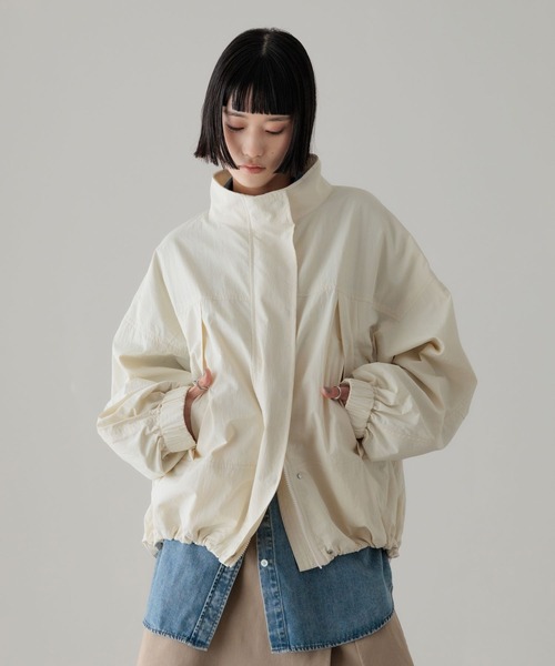 LOWRYS FARM（ローリーズファーム）の「ボリュームショートモンスターコート　288194（ナイロンジャケット・レディース・ブラック/アイボリー/ブルー/グレー・FREE）」の16枚目の写真