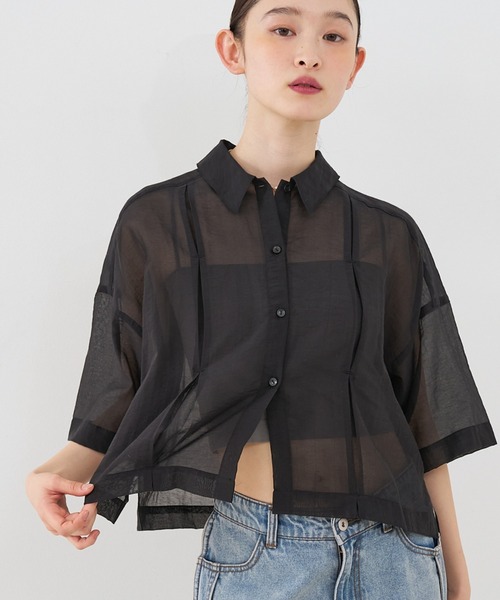 NOMINE(ノミネ)の「ハーフスリーブ シアー シャツ(シャツ/ブラウス・レディース・グレイッシュベージュ/エメラルド/ブラック/エンジ/ブラック系その他/ブラウン系その他/ピンク/ライトグレー・フリー)」の3枚目の写真