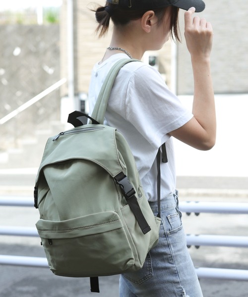 florist（フローリスト）の「【2サイズ展開】【軽量・撥水加工】フラップガード付シンプルナイロンリュック/デイパック（バックパック/リュック・レディース・ブルー系1/イエロー系1/グリーン系2/ブラック系1/グレー系1/グレー系2/ブラック系2/ブルー系2/イエロー系2/グリーン系1・M/S）」の7枚目の写真