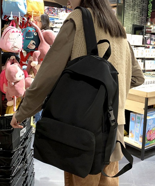 florist（フローリスト）の「【2サイズ展開】【軽量・撥水加工】フラップガード付シンプルナイロンリュック/デイパック（バックパック/リュック・レディース・ブルー系1/イエロー系1/グリーン系2/ブラック系1/グレー系1/グレー系2/ブラック系2/ブルー系2/イエロー系2/グリーン系1・M/S）」の12枚目の写真