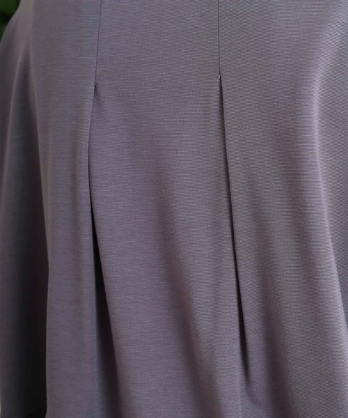 EGLANTINE(エグランティーヌ)の「EGLANTINE バックタックデザインTシャツ 素材切り替え 裾シアーカットソー(Tシャツ/カットソー・レディース・チャコールグレー/オフホワイト/ブラック・40)」の4枚目の写真