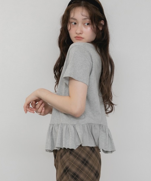HEILIS(ヘイリス)の「裾フリル半袖ペプラムカットソー / フリルトップス ロンT ロングtシャツ 韓国 ガーリー バレエコア ブロケットコア スポーツミックス フレンチシック 半袖 春服 夏服 クルーネック Tシャツ カジュアル レイヤード ブラック アイボリー オフホワイト グレー(Tシャツ/カットソー・レディース・アイボリー/ブラック/グレー・FREE)」の13枚目の写真
