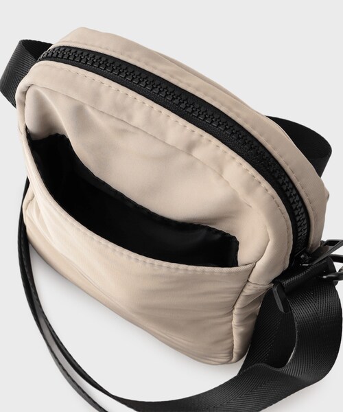 OPAQUE.CLIP（オペークドットクリップ）の「【ペットボトルショルダー付き】軽量ミニショルダーバッグ（ショルダーバッグ・レディース・ブラック/ベージュ/グレー・00）」の22枚目の写真