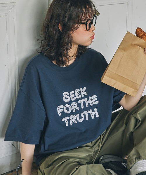 MONO-MART LADY'S（モノマートレディース）の「メッセージ ロゴ アップリケ刺繍 Tシャツ（Tシャツ/カットソー・レディース・アイボリー/ネイビー・FREE）」の2枚目の写真