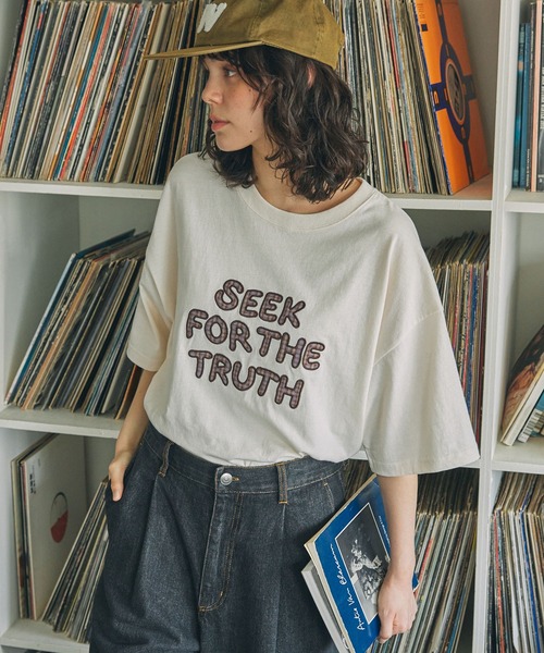 MONO-MART LADY'S（モノマートレディース）の「メッセージ ロゴ アップリケ刺繍 Tシャツ（Tシャツ/カットソー・レディース・アイボリー/ネイビー・FREE）」の22枚目の写真