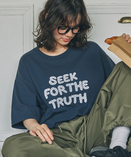 MONO-MART LADY'S（モノマートレディース）の「メッセージ ロゴ アップリケ刺繍 Tシャツ（Tシャツ/カットソー・レディース・アイボリー/ネイビー・FREE）」の5枚目の写真