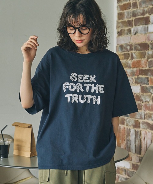 MONO-MART LADY'S（モノマートレディース）の「メッセージ ロゴ アップリケ刺繍 Tシャツ（Tシャツ/カットソー・レディース・アイボリー/ネイビー・FREE）」の6枚目の写真