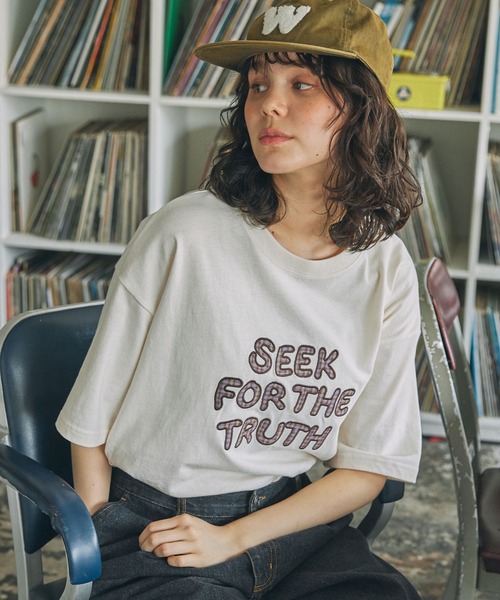 MONO-MART LADY'S（モノマートレディース）の「メッセージ ロゴ アップリケ刺繍 Tシャツ（Tシャツ/カットソー・レディース・アイボリー/ネイビー・FREE）」の19枚目の写真