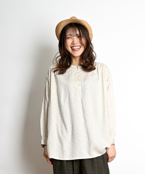 MARAI(マーライ)の「小花柄 ギャザーブラウス 長袖 フェミニン(シャツ/ブラウス・レディース・グレー/ブルー/ベージュ/ライトグレー・FREE)」の1枚目の写真