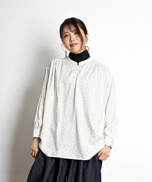 MARAI(マーライ)の「小花柄 ギャザーブラウス 長袖 フェミニン(シャツ/ブラウス・レディース・グレー/ブルー/ベージュ/ライトグレー・FREE)」の3枚目の写真