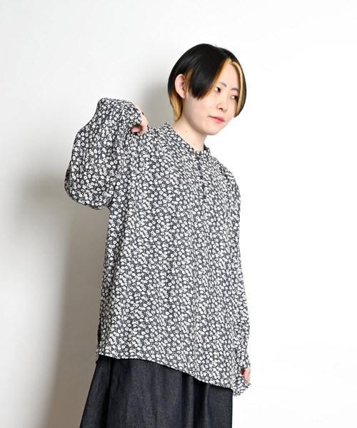 MARAI(マーライ)の「小花柄 ギャザーブラウス 長袖 フェミニン(シャツ/ブラウス・レディース・グレー/ブルー/ベージュ/ライトグレー・FREE)」の4枚目の写真