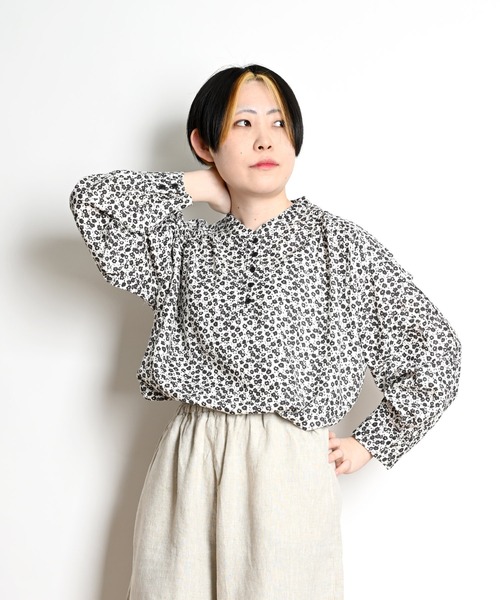 MARAI(マーライ)の「小花柄 ギャザーブラウス 長袖 フェミニン(シャツ/ブラウス・レディース・グレー/ブルー/ベージュ/ライトグレー・FREE)」の5枚目の写真
