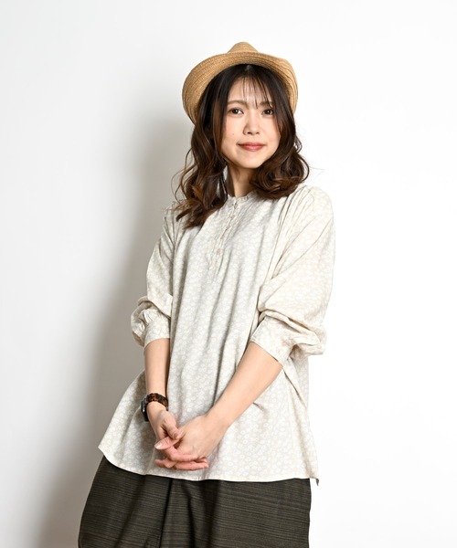 MARAI(マーライ)の「小花柄 ギャザーブラウス 長袖 フェミニン(シャツ/ブラウス・レディース・グレー/ブルー/ベージュ/ライトグレー・FREE)」の12枚目の写真