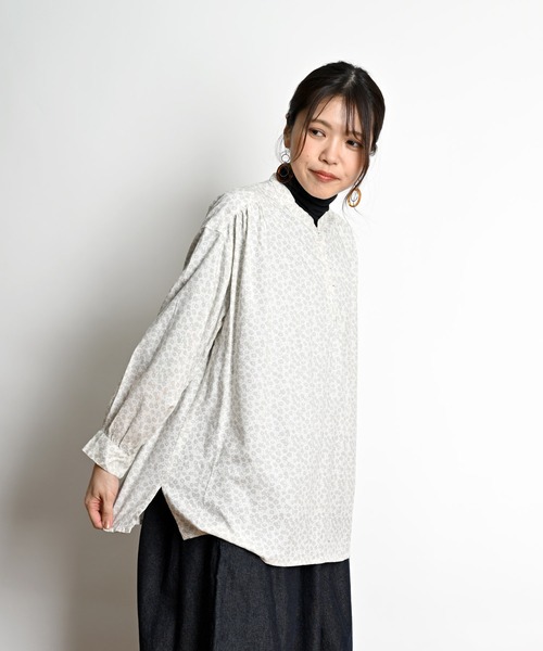 MARAI(マーライ)の「小花柄 ギャザーブラウス 長袖 フェミニン(シャツ/ブラウス・レディース・グレー/ブルー/ベージュ/ライトグレー・FREE)」の9枚目の写真