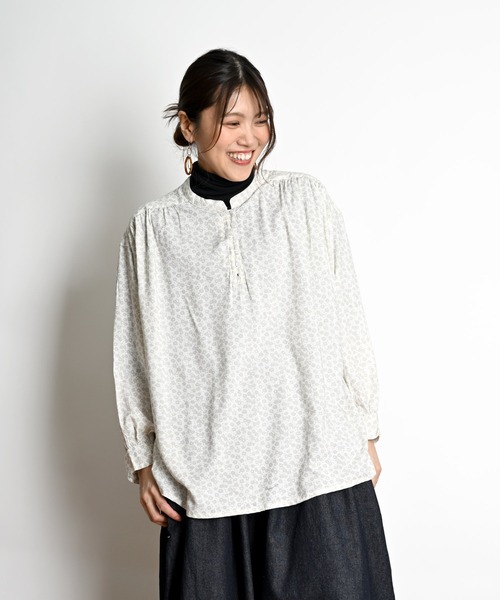 MARAI(マーライ)の「小花柄 ギャザーブラウス 長袖 フェミニン(シャツ/ブラウス・レディース・グレー/ブルー/ベージュ/ライトグレー・FREE)」の10枚目の写真