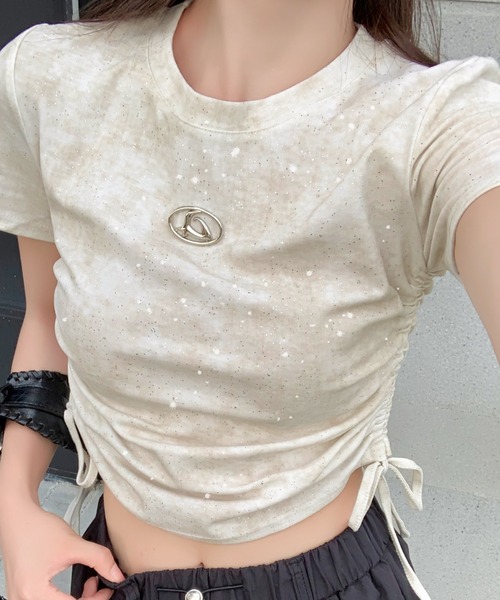 Sibra(シブラ)の「くしゅっとギャザー×光沢メタルパーツが映えるスモーキーTシャツ/こなれ感漂う大人カジュアルにマスト(Tシャツ/カットソー・レディース・ベージュ/ホワイト/ブラック・M)」の2枚目の写真