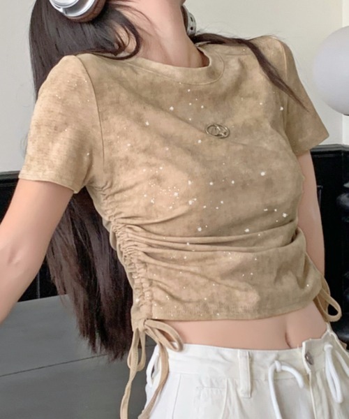 Sibra(シブラ)の「くしゅっとギャザー×光沢メタルパーツが映えるスモーキーTシャツ/こなれ感漂う大人カジュアルにマスト(Tシャツ/カットソー・レディース・ベージュ/ホワイト/ブラック・M)」の11枚目の写真