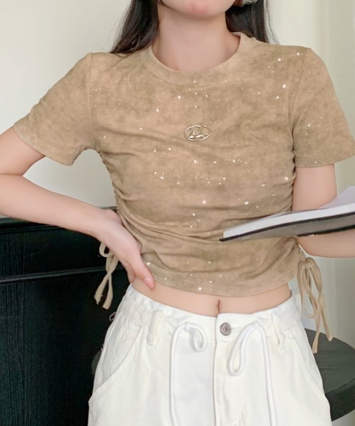Sibra(シブラ)の「くしゅっとギャザー×光沢メタルパーツが映えるスモーキーTシャツ/こなれ感漂う大人カジュアルにマスト(Tシャツ/カットソー・レディース・ベージュ/ホワイト/ブラック・M)」の12枚目の写真