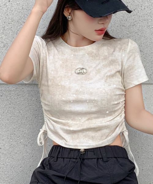 Sibra(シブラ)の「くしゅっとギャザー×光沢メタルパーツが映えるスモーキーTシャツ/こなれ感漂う大人カジュアルにマスト(Tシャツ/カットソー・レディース・ベージュ/ホワイト/ブラック・M)」の22枚目の写真