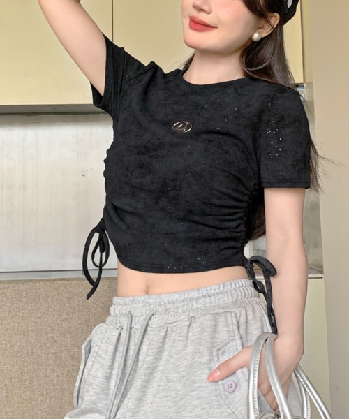 Sibra(シブラ)の「くしゅっとギャザー×光沢メタルパーツが映えるスモーキーTシャツ/こなれ感漂う大人カジュアルにマスト(Tシャツ/カットソー・レディース・ベージュ/ホワイト/ブラック・M)」の18枚目の写真