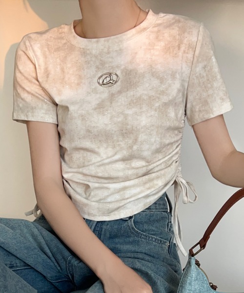 Sibra(シブラ)の「くしゅっとギャザー×光沢メタルパーツが映えるスモーキーTシャツ/こなれ感漂う大人カジュアルにマスト(Tシャツ/カットソー・レディース・ベージュ/ホワイト/ブラック・M)」の8枚目の写真