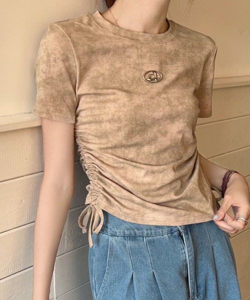 Sibra(シブラ)の「くしゅっとギャザー×光沢メタルパーツが映えるスモーキーTシャツ/こなれ感漂う大人カジュアルにマスト(Tシャツ/カットソー・レディース・ベージュ/ホワイト/ブラック・M)」の14枚目の写真