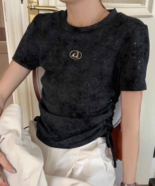 Sibra(シブラ)の「くしゅっとギャザー×光沢メタルパーツが映えるスモーキーTシャツ/こなれ感漂う大人カジュアルにマスト(Tシャツ/カットソー・レディース・ベージュ/ホワイト/ブラック・M)」の4枚目の写真