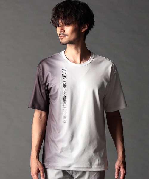 NICOLE CLUB FOR MEN（ニコルクラブフォーメン）の「【２５モデルEC限定再販売】ストレッチポンチ　縦ロゴグラデーションTシャツ（Tシャツ/カットソー・メンズ・ブルー系/グレー系・MEDIUM/LARGE/X-LARGE）」の2枚目の写真