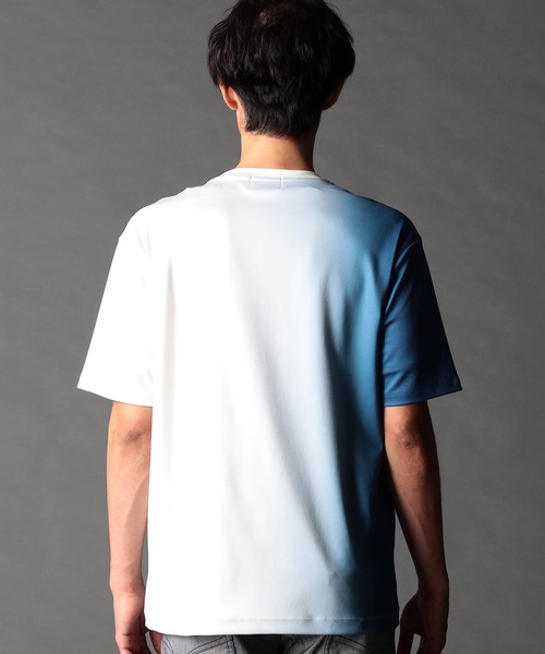 NICOLE CLUB FOR MEN（ニコルクラブフォーメン）の「【２５モデルEC限定再販売】ストレッチポンチ　縦ロゴグラデーションTシャツ（Tシャツ/カットソー・メンズ・ブルー系/グレー系・MEDIUM/LARGE/X-LARGE）」の6枚目の写真