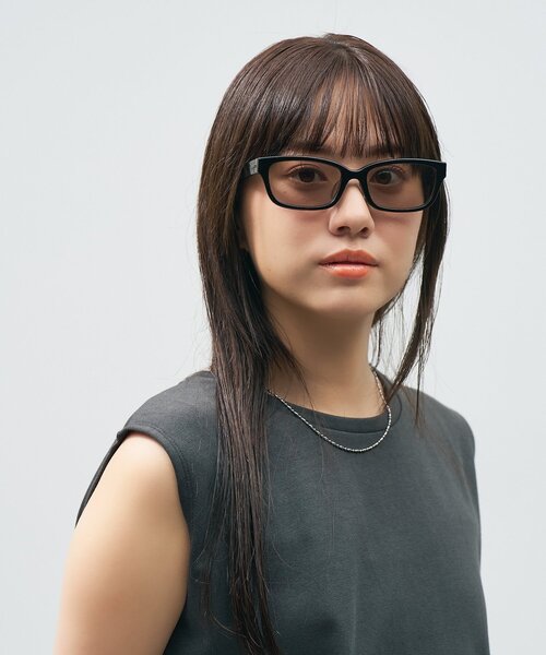 Zoff(ゾフ)の「【WEB 限定】Zoff|takashi kumagai ウェリントン型 サングラス|横長フレーム|カラーレンズ|紫外線対策 UVカット| レディース ユニセックス(サングラス・レディース・ブラック/ブラック系その他/グレー・FREE)」の2枚目の写真
