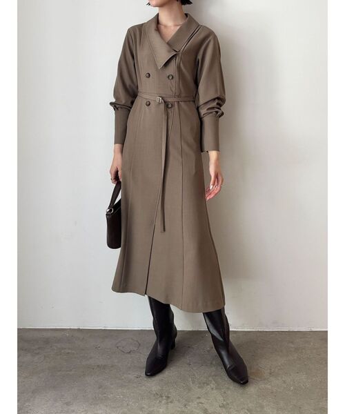 LAGUNAMOON（ラグナムーン）の「アシンメトリーカラーナローフレアワンピース（ワンピース・レディース・ベージュ/モカ・SMALL/MEDIUM）」の2枚目の写真