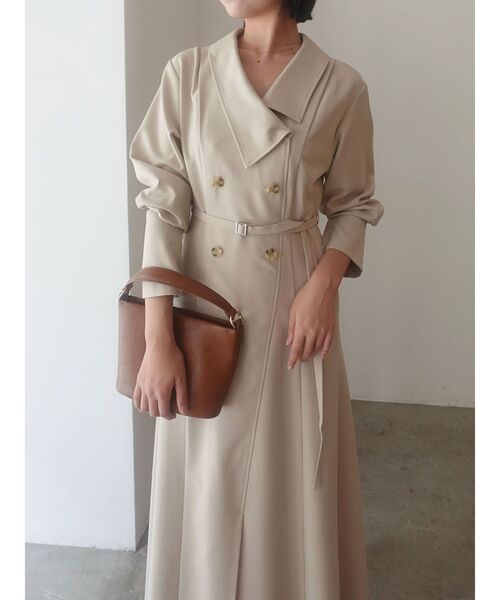 LAGUNAMOON（ラグナムーン）の「アシンメトリーカラーナローフレアワンピース（ワンピース・レディース・ベージュ/モカ・SMALL/MEDIUM）」の4枚目の写真