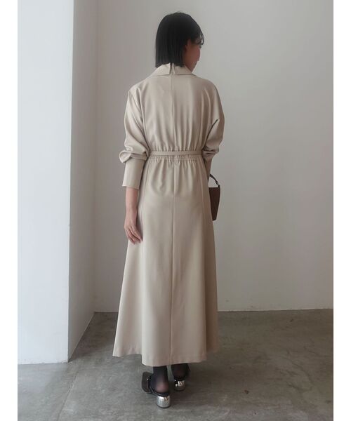 LAGUNAMOON（ラグナムーン）の「アシンメトリーカラーナローフレアワンピース（ワンピース・レディース・ベージュ/モカ・SMALL/MEDIUM）」の7枚目の写真