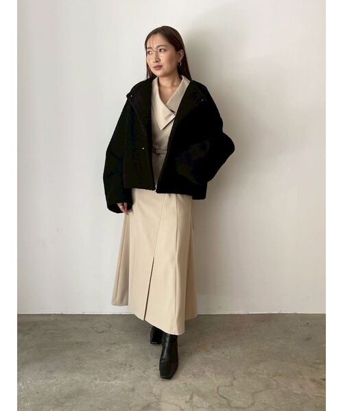 LAGUNAMOON（ラグナムーン）の「アシンメトリーカラーナローフレアワンピース（ワンピース・レディース・ベージュ/モカ・SMALL/MEDIUM）」の9枚目の写真