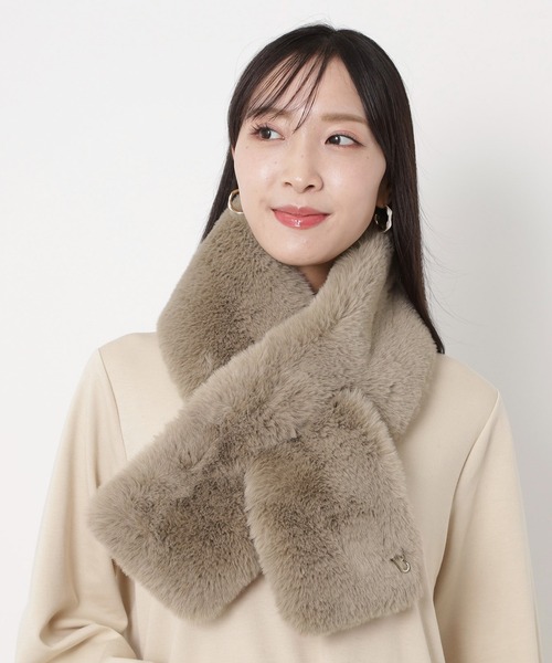 FURLA（フルラ）の「フェイクファーマフラー 差し込みファーティペット ”アーチロゴ”（マフラー・レディース・ダークブラウン/ベージュ/オフホワイト/ブラック/ダークグレー・FREE）」の5枚目の写真