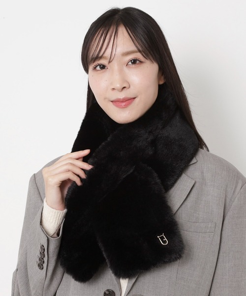 FURLA（フルラ）の「フェイクファーマフラー 差し込みファーティペット ”アーチロゴ”（マフラー・レディース・ダークブラウン/ベージュ/オフホワイト/ブラック/ダークグレー・FREE）」の3枚目の写真