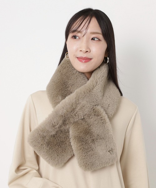 FURLA（フルラ）の「フェイクファーマフラー 差し込みファーティペット ”アーチロゴ”（マフラー・レディース・ダークブラウン/ベージュ/オフホワイト/ブラック/ダークグレー・FREE）」の10枚目の写真