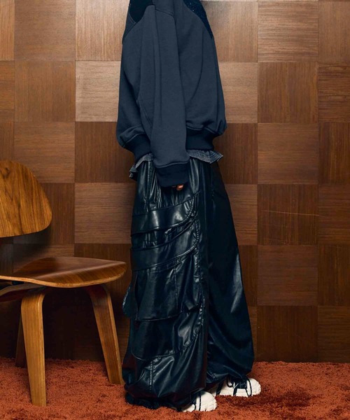 MAISON SPECIAL(メゾンスペシャル)の「《UNISEX》Curve Switching Side Pocket A Light Eco Leather Pants/カーブ切替サイドポケットAライトエコレザーパンツ【MAISON SPECIAL/メゾンスペシャル】■セットアップ対応■(カーゴパンツ・メンズ・ブラウン/ブラック・0/1/2)」の13枚目の写真