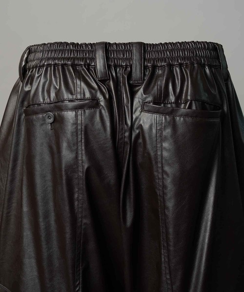MAISON SPECIAL(メゾンスペシャル)の「《UNISEX》Curve Switching Side Pocket A Light Eco Leather Pants/カーブ切替サイドポケットAライトエコレザーパンツ【MAISON SPECIAL/メゾンスペシャル】■セットアップ対応■(カーゴパンツ・メンズ・ブラウン/ブラック・0/1/2)」の21枚目の写真