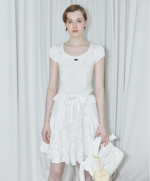 SINOON（シヌーン）の「[IVE JANG WONYOUNG wearing] ROUND SHIRRING T-SHIRT (WHITE)（Tシャツ/カットソー・レディース・ホワイト・FREE）」の4枚目の写真