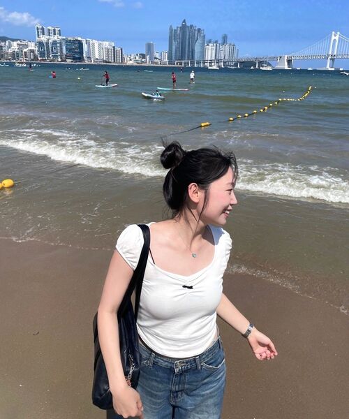 SINOON（シヌーン）の「[IVE JANG WONYOUNG wearing] ROUND SHIRRING T-SHIRT (WHITE)（Tシャツ/カットソー・レディース・ホワイト・FREE）」の5枚目の写真