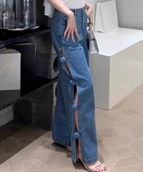 GLAMOROUS JANE（グラマラスジェーン）の「サイドカットアウトデニムワイドパンツ（デニムパンツ・レディース・ブルー・L/M/S）」の2枚目の写真
