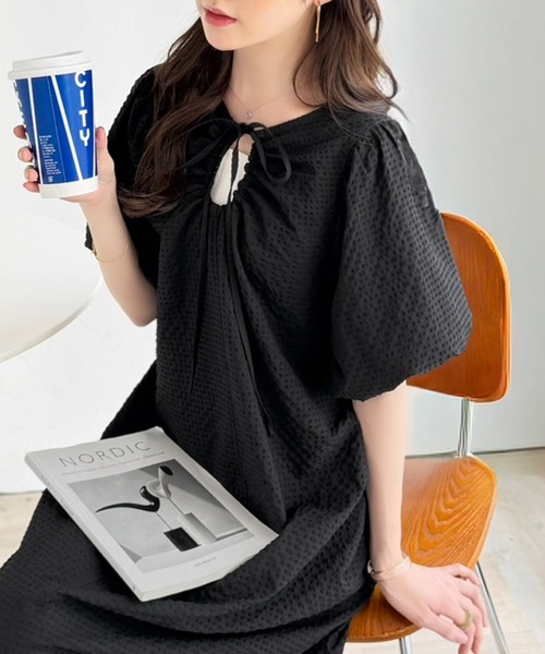 classicalelf(クラシカルエルフ)の「楽に着られて、デコルテも綺麗見せ。サッカー素材パフスリーブワンピース (ロング丈)(ワンピース・レディース・ホワイト系/ブラウン系/ブラック・X-LARGE/SMALL/MEDIUM/LARGE)」の16枚目の写真