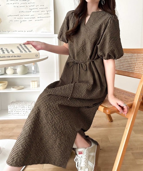 classicalelf(クラシカルエルフ)の「楽に着られて、デコルテも綺麗見せ。サッカー素材パフスリーブワンピース (ロング丈)(ワンピース・レディース・ホワイト系/ブラウン系/ブラック・X-LARGE/SMALL/MEDIUM/LARGE)」の6枚目の写真