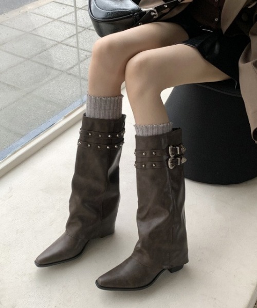lilful（リルフル）の「ダブルベルト スタッズデザイン ポインテッドトゥロングブーツ（ブーツ・レディース・ブラック/ブラウン/ダークブラウン・M/L）」の2枚目の写真