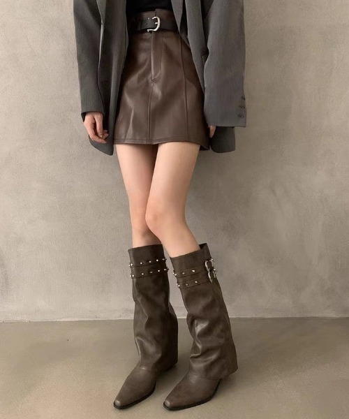 lilful（リルフル）の「ダブルベルト スタッズデザイン ポインテッドトゥロングブーツ（ブーツ・レディース・ブラック/ブラウン/ダークブラウン・M/L）」の6枚目の写真
